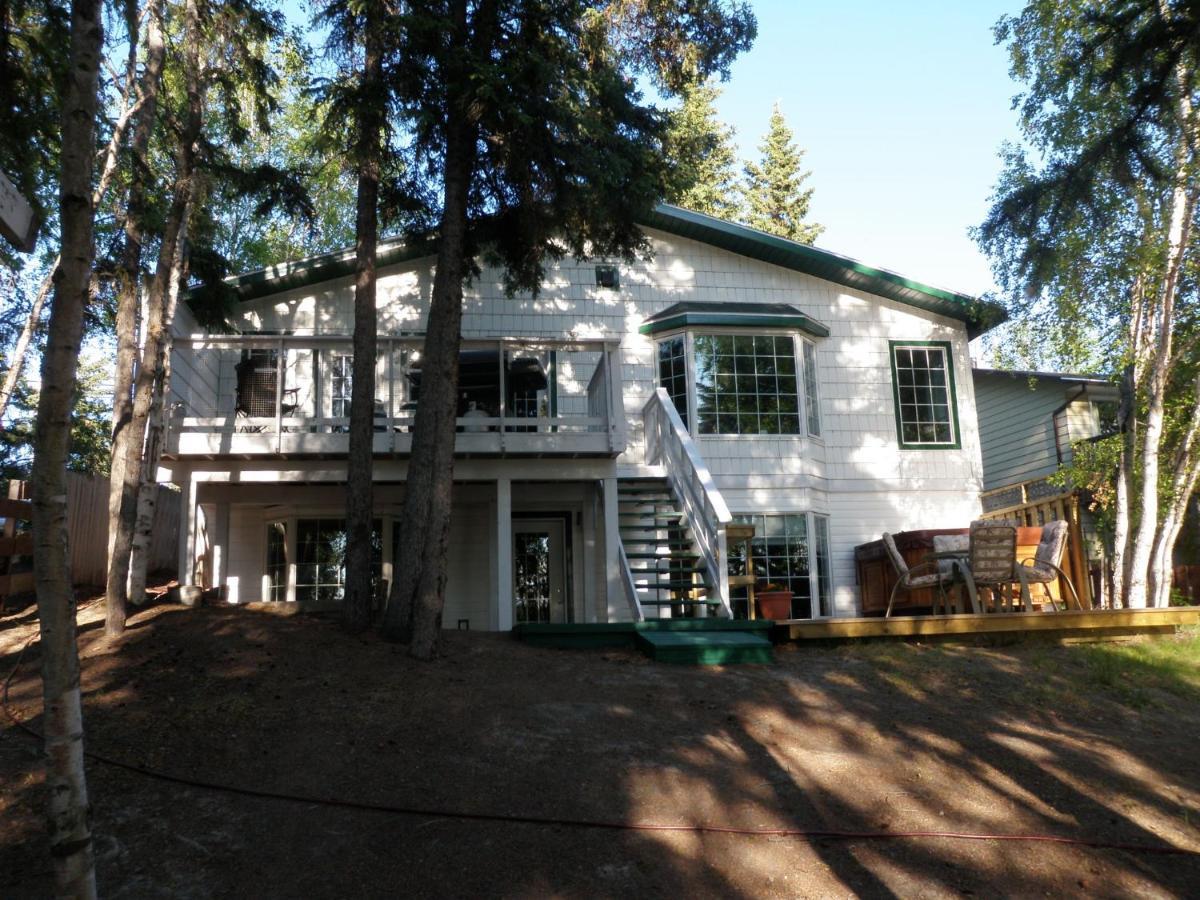 Great Slave Lakeside Bed & Breakfast イエローナイフ エクステリア 写真