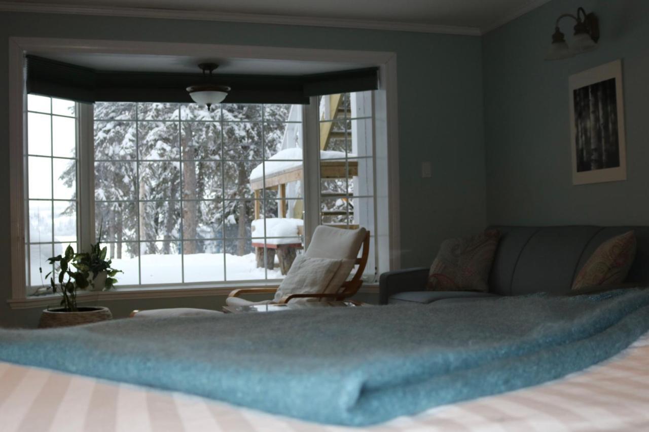 Great Slave Lakeside Bed & Breakfast イエローナイフ エクステリア 写真