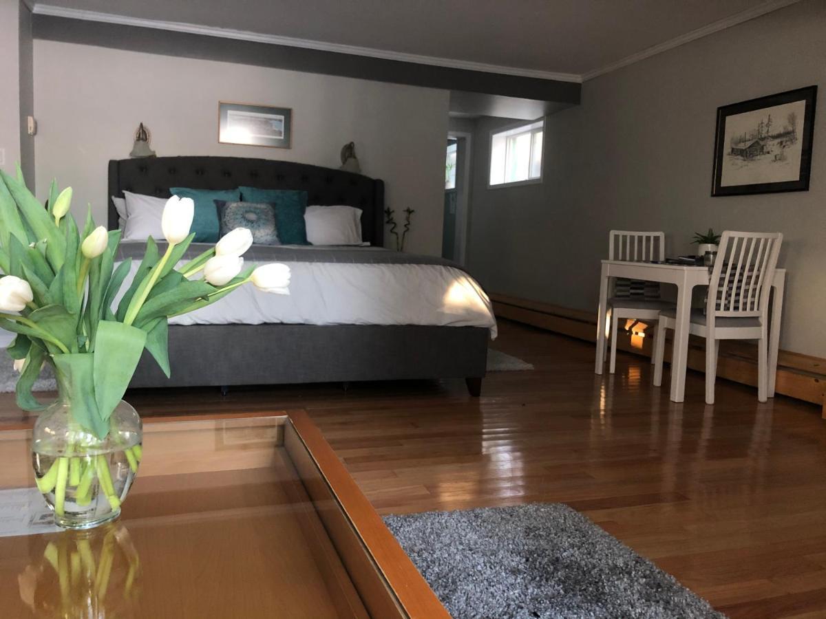 Great Slave Lakeside Bed & Breakfast イエローナイフ エクステリア 写真
